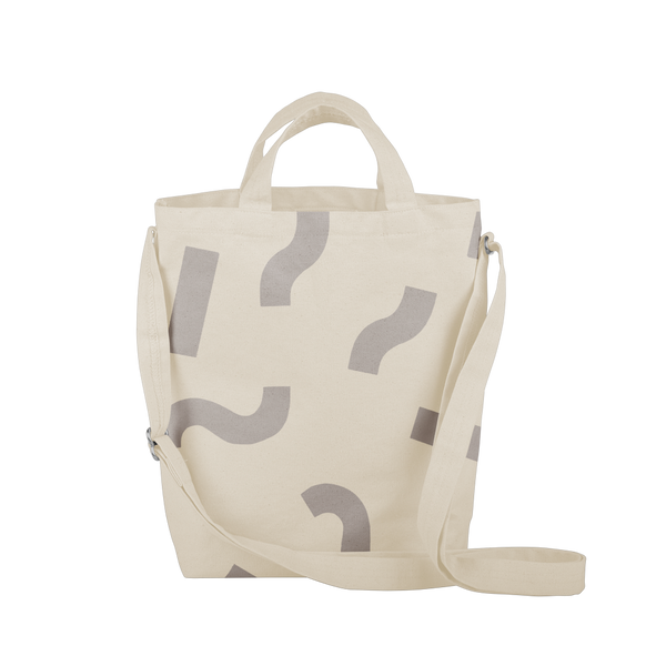 Cute tote bag in light gray canvas with adjustable shoulder strap and dark gray macaroni pattern.